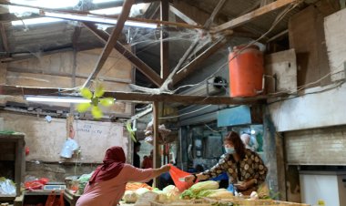 Transaksi di Pasar Tradisional: Simbol Kerukunan dan Kepedulian Sosial