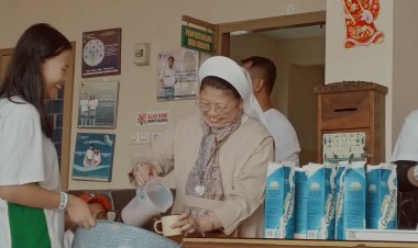 Bentuk Kepedulian Menyeluruh : Sekolah Menengah Atas Ini Memiliki Program Bulanan "Bagi-bagi Susu"