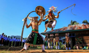 Tradisi Tari Caci: Seni Perang yang Memupuk Persatuan di Manggarai, Flores, Nusa Tenggara Timur (NTT)