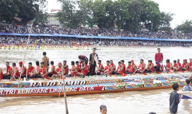 Meriahnya Antusiasme Masyarakat dalam Menyaksikan Lomba Pacu Jalur di Teluk Kuantan, Riau
