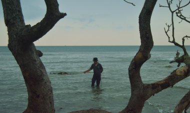 Di Laut Kita Berdiri, di Carita Kita Meniti