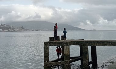 "Keseruan Bocah Lokal Memancing di Pantai Zipur Ambon"