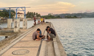 "Persahabatan dan Kehangatan di Papan Catur Pantai Kota Jawa Ambon"