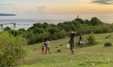 "Keindahan Kebersamaan di Sore Hari Ambon"