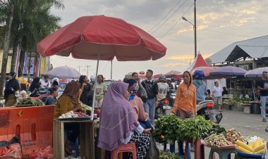"Suasana Penuh Warna di Pasar Mardika Ambon"