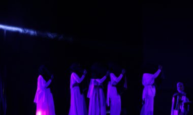 Simfoni Duka dalam Balutan Kain Hitam