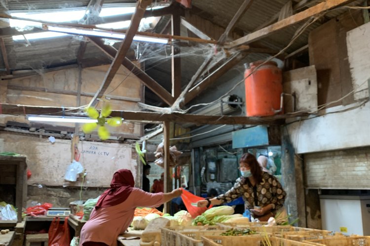 Transaksi di Pasar Tradisional: Simbol Kerukunan dan Kepedulian Sosial