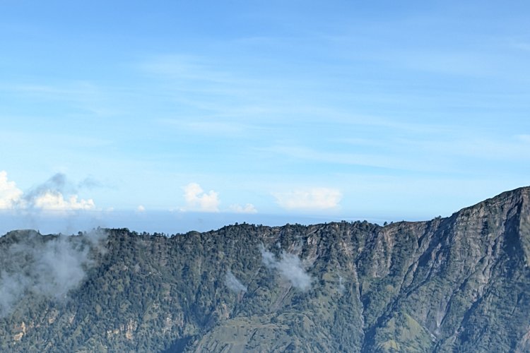 Pemandangan kaki gunung rinjani via  desa timbanuh (jalur selatan).