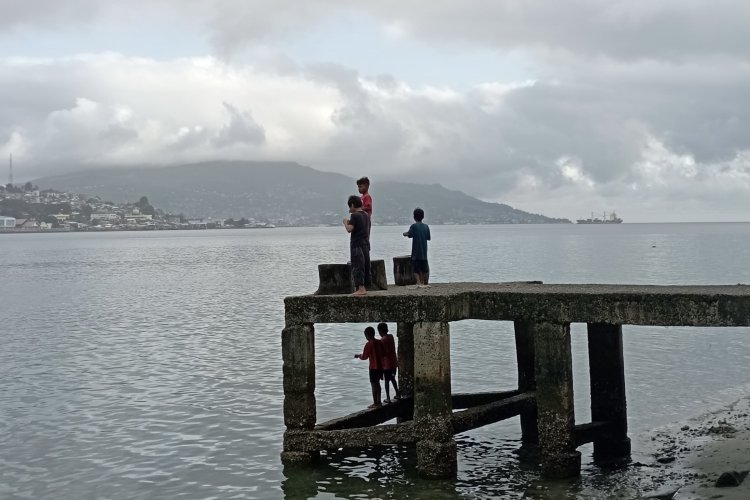 "Keseruan Bocah Lokal Memancing di Pantai Zipur Ambon"