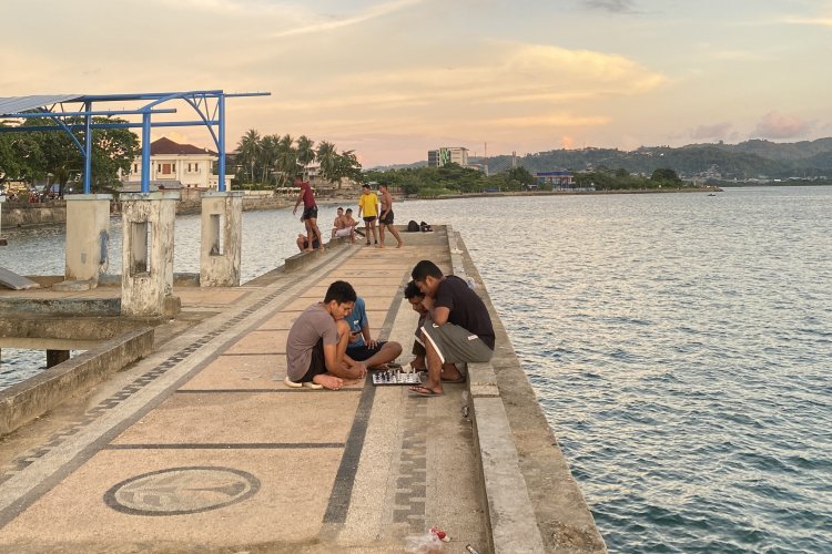 "Persahabatan dan Kehangatan di Papan Catur Pantai Kota Jawa Ambon"