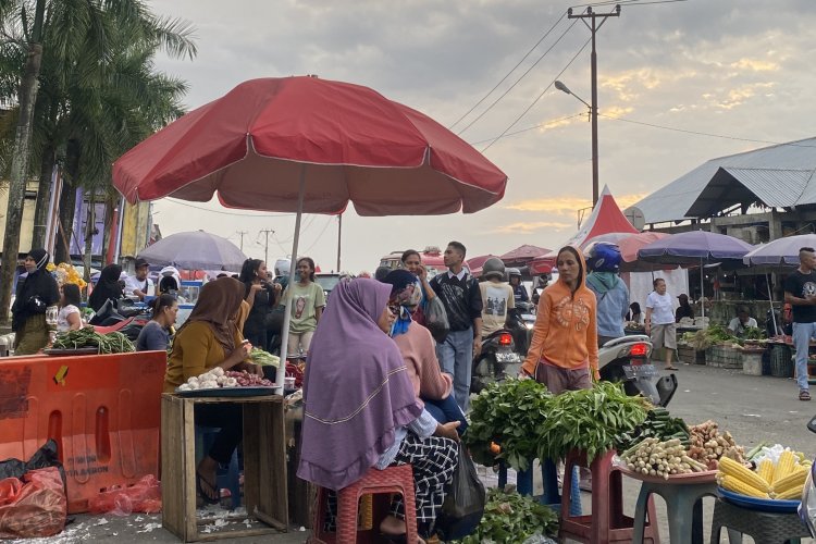 "Suasana Penuh Warna di Pasar Mardika Ambon"