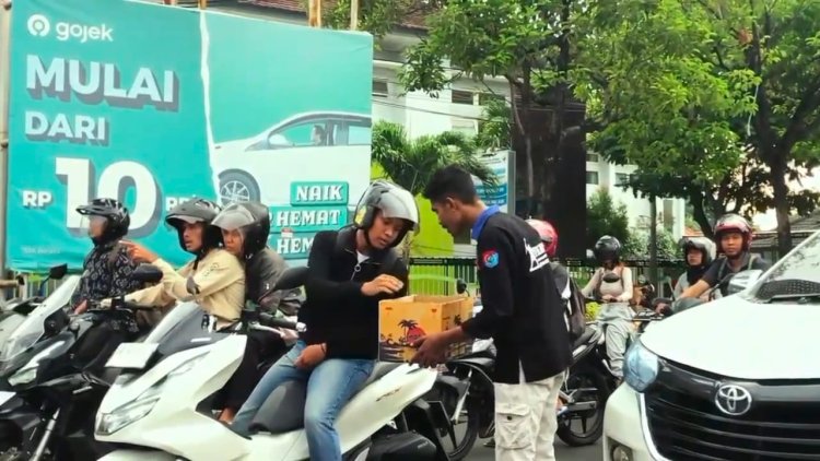 Aliansi Pemuda dan Mahasiswa NTB Peduli NTT menggalang dana di salah satu persimpangan Kota Mataram untuk membantu korban letusan Gunung Lewotobi, NTT, dengan membawa poster solidaritas