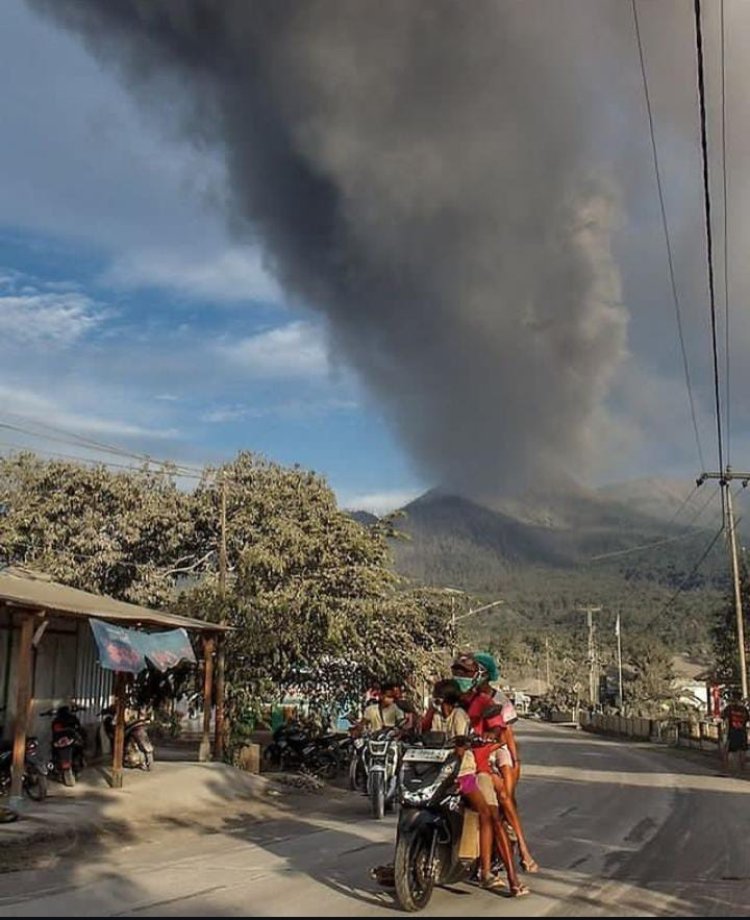 Dahsyat! Erupsi Gunung Lewotobi Laki-Laki di Flores Timur: Ribuan Warga Mengungsi, 10 orang Tewas, Lava dan Abu Vulkanik menyebar hingga ke pulau Lombok, NTB