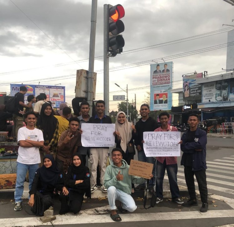 Aliansi Pemuda dan Mahasiswa NTB Peduli NTT menggalang dana di salah satu persimpangan Kota Mataram untuk membantu korban letusan Gunung Lewotobi, NTT, dengan membawa poster solidaritas