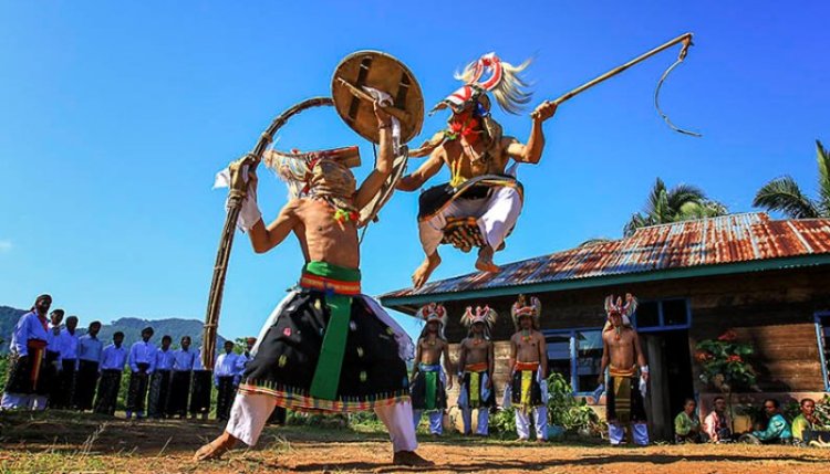 Tradisi Tari Caci: Seni Perang yang Memupuk Persatuan di Manggarai, Flores, Nusa Tenggara Timur (NTT)