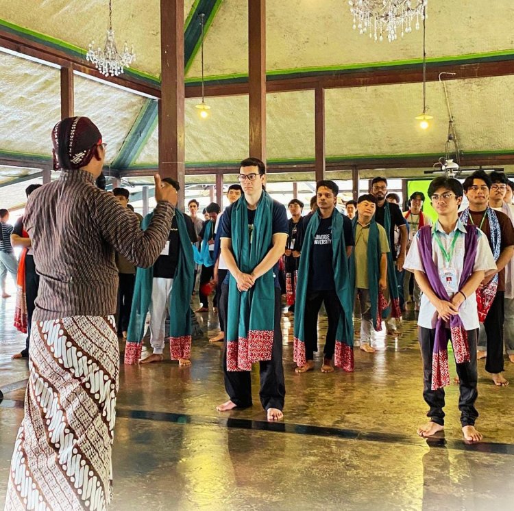 Mahasiswa sedang berlatih Joget Mataram dengan mengenakan selendang, dipandu oleh seorang instruktur. Kegiatan ini bertujuan melestarikan seni tari khas Jogja dalam suasana penuh semangat budaya.