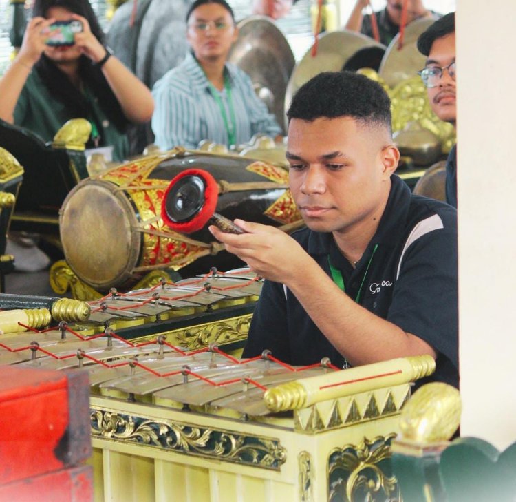 Mahasiswa memainkan karawitan dalam pelatihan di Kraton, sebagai upaya melestarikan budaya Jawa di kalangan generasi muda.