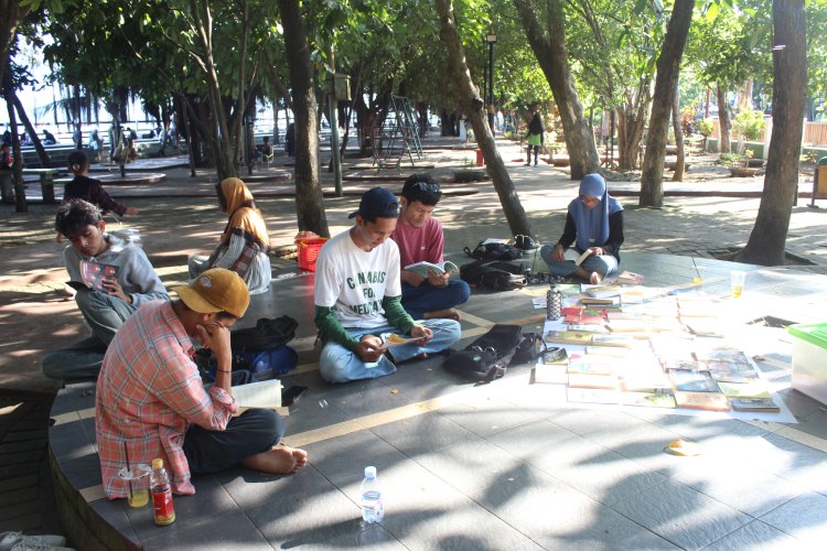 Membangun Literasi dengan Semangat Gotong Royong