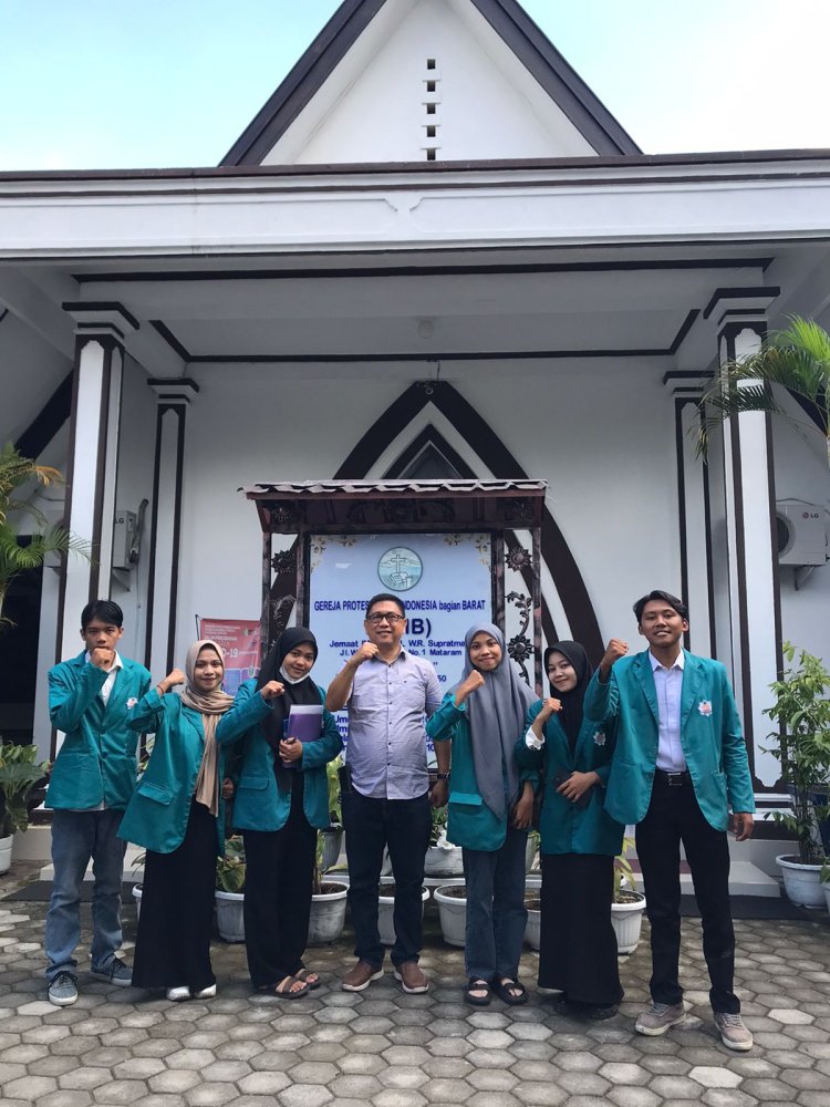 Foto bermasa Mahasiswa UIN Mataram dengan Pendeta Yance Tonapa