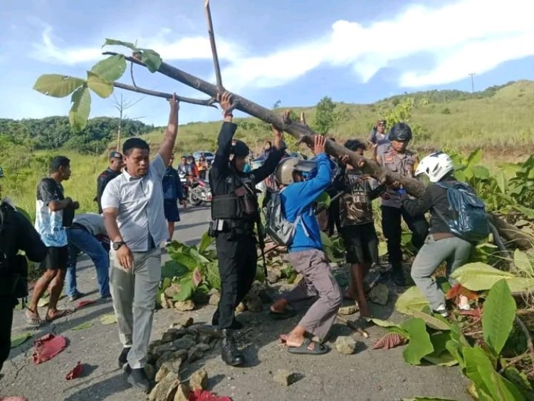 Kapolsek Huamual dan Masyarakat Gotong Royong Bersihkan Pohon Tumbang, Menjaga Kelancaran Arus Lalu Lintas