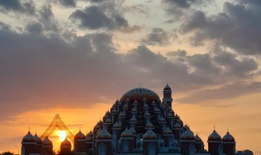 Pesona Senja di Masjid 99 Kubah Makassar: Keindahan Arsitektur dalam Pantulan Cahaya