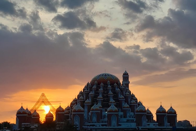 Pesona Senja di Masjid 99 Kubah Makassar: Keindahan Arsitektur dalam Pantulan Cahaya