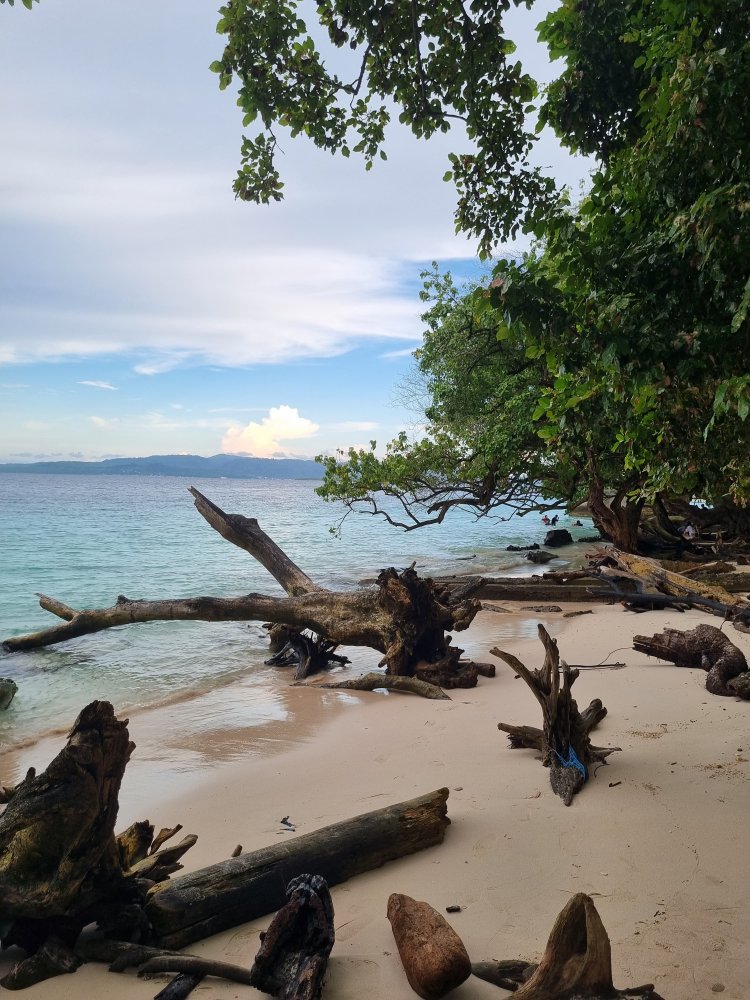 Keindahan Pantai Liang, Surga Tersembunyi di Maluku